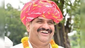 Kanwar Lal Meena को Court में किया गया Arrest, 2011 में ड्यूटी पर तैनात SDM को धमकाने का था मामला 1 Kanwar Lal Meena